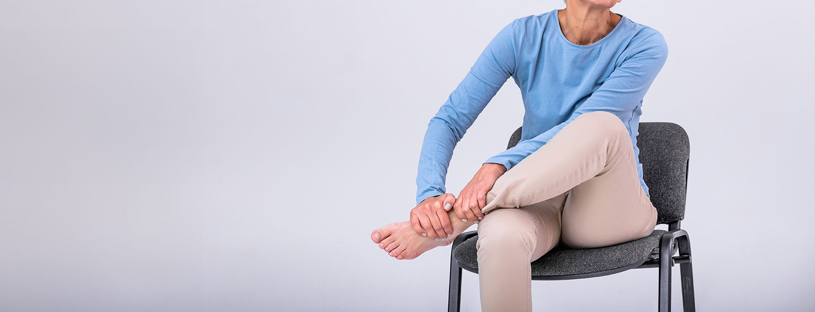 Pourquoi vos jambes vous font-elles mal lorsque vous vous levez après avoir été assis ?